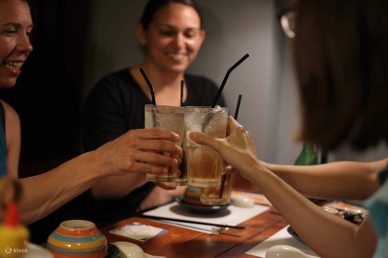 Туристическая группа поднимает тост в Сайгоне 